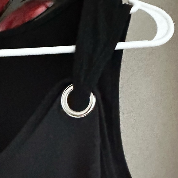 Black tank with interesting detail in the straps - Picture 3 of 4